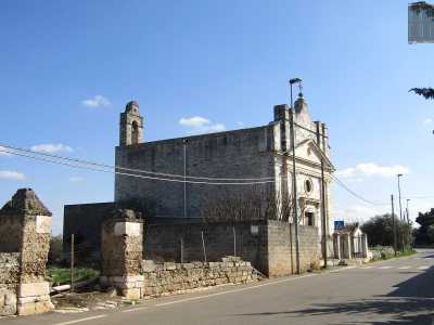 Per raggiungerla conviene imboccare la provinciale 183 che costeggia l'area dell�ex frazione a sud-est del centro. Poco prima di abbandonare il territorio comunale, bisogna effettuare una doppia svolta a destra, prima in strada Deserti e subito dopo in via Cavour. A quel punto basta guidare per altri 50 metri prima di giungere a destinazione